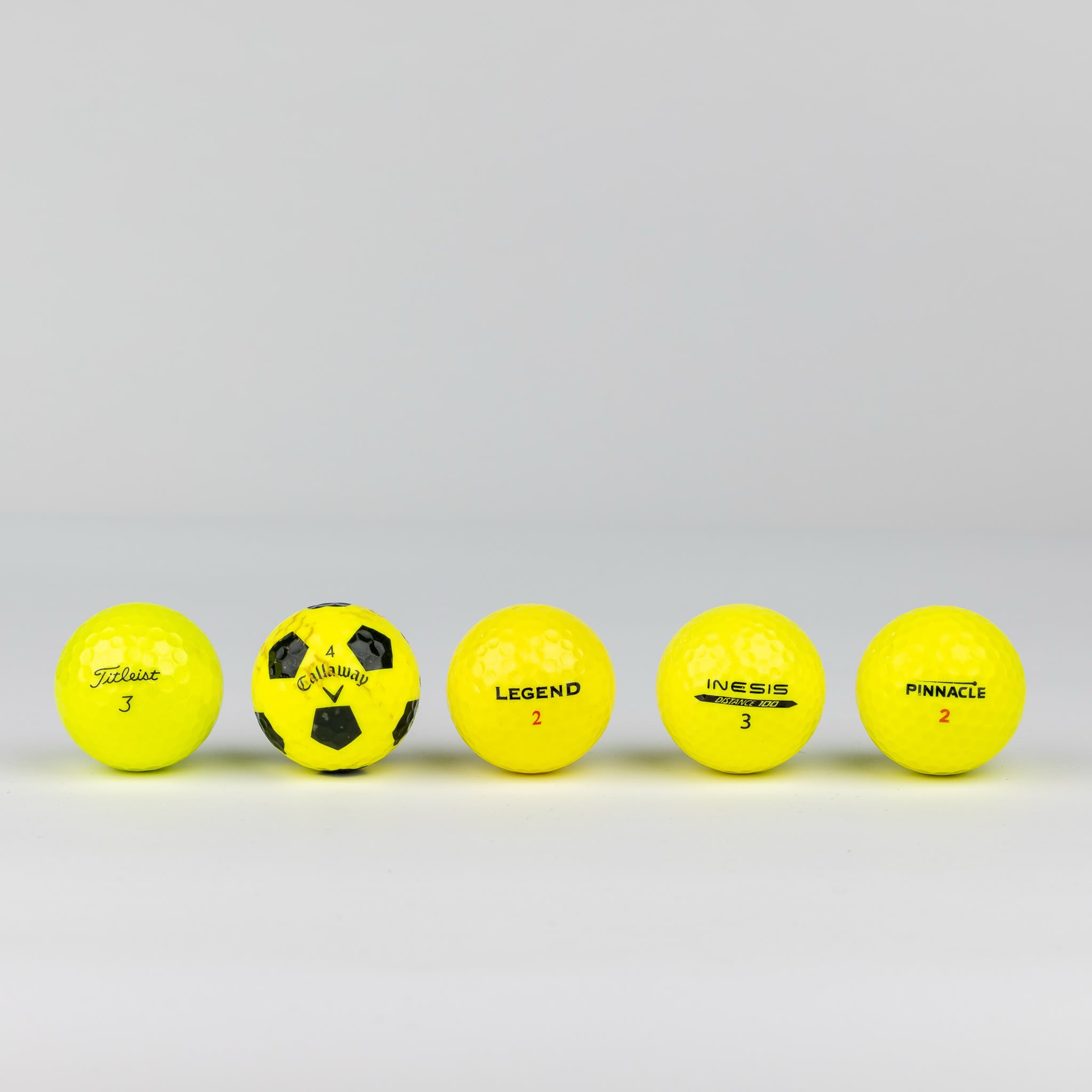 Gekleurde golfballen (roze, oranje, geel)